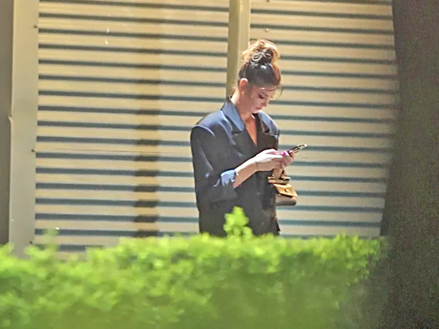 Sexy asistentei tv i-a cam fugit asfaltul de sub picioare