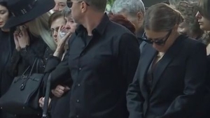 Durere fără margini! Mama Elenei Gheorghe a cântat în timpul înmormântării Ionelei Prodan! Toți cei prezenți au început să plângă
