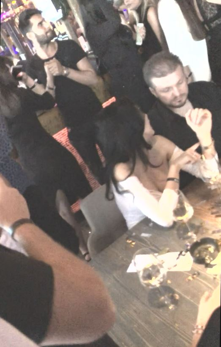Diana îi explică ceva iubitului ei, Claudiu
