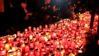 Marș în memoria victimelor tragediei din Clubul Colectiv, în Capitală. Peste 800 de oameni, cu flori albe și lumânări. VIDEO