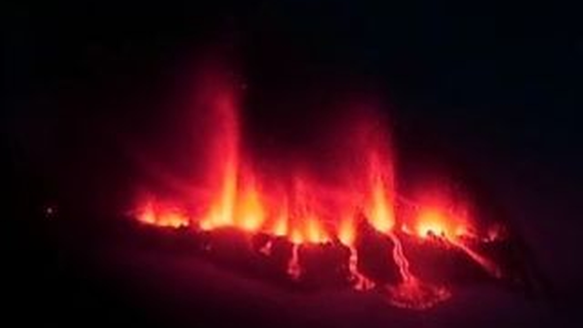 Eruptia vulcanului din Islanda se intensifica: 600 de persoane au fost evacuate