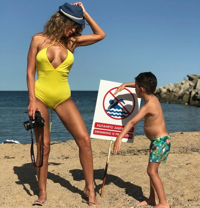 Anna Lesko, în bikini prea mulați la mare. Detaliul intim observat de oamenii de pe plajă
