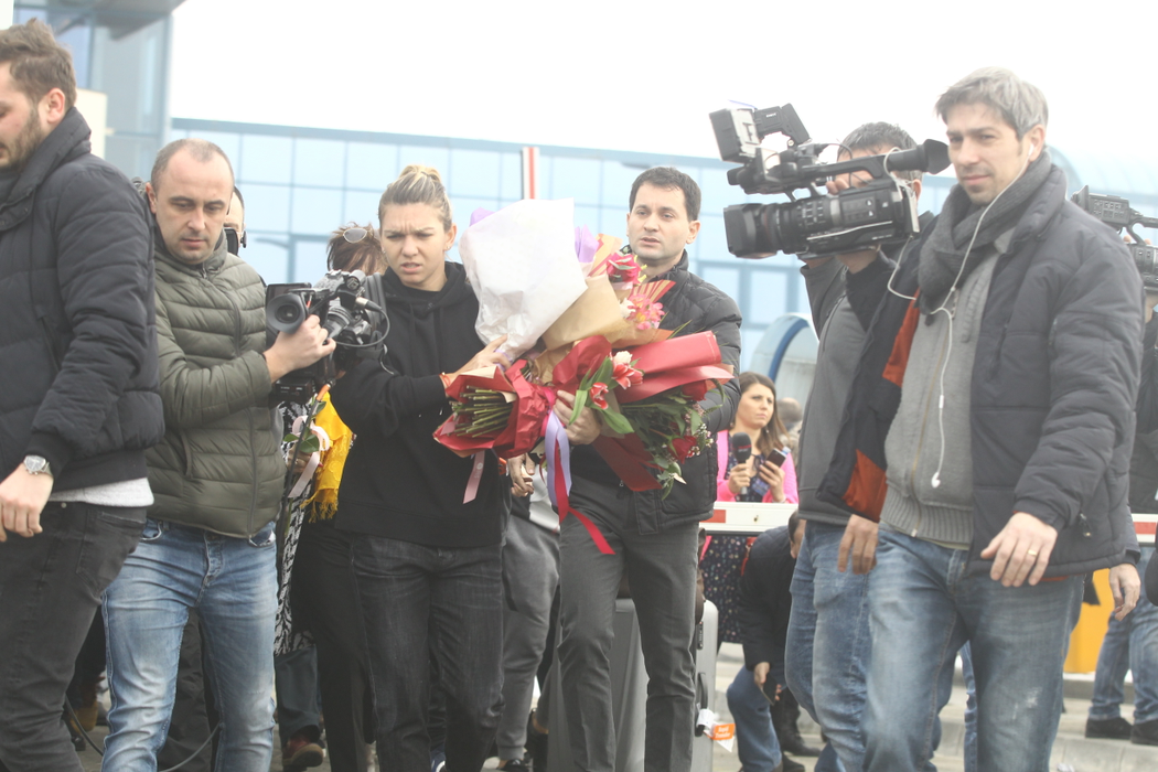 Cum a fost fotografiată Simona Halep în aeroportul Otopeni! Imaginea a devenit virală: „Un mare caracter!”