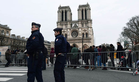 Poliţist atacat la Paris, atacatorul a fost împuşcat