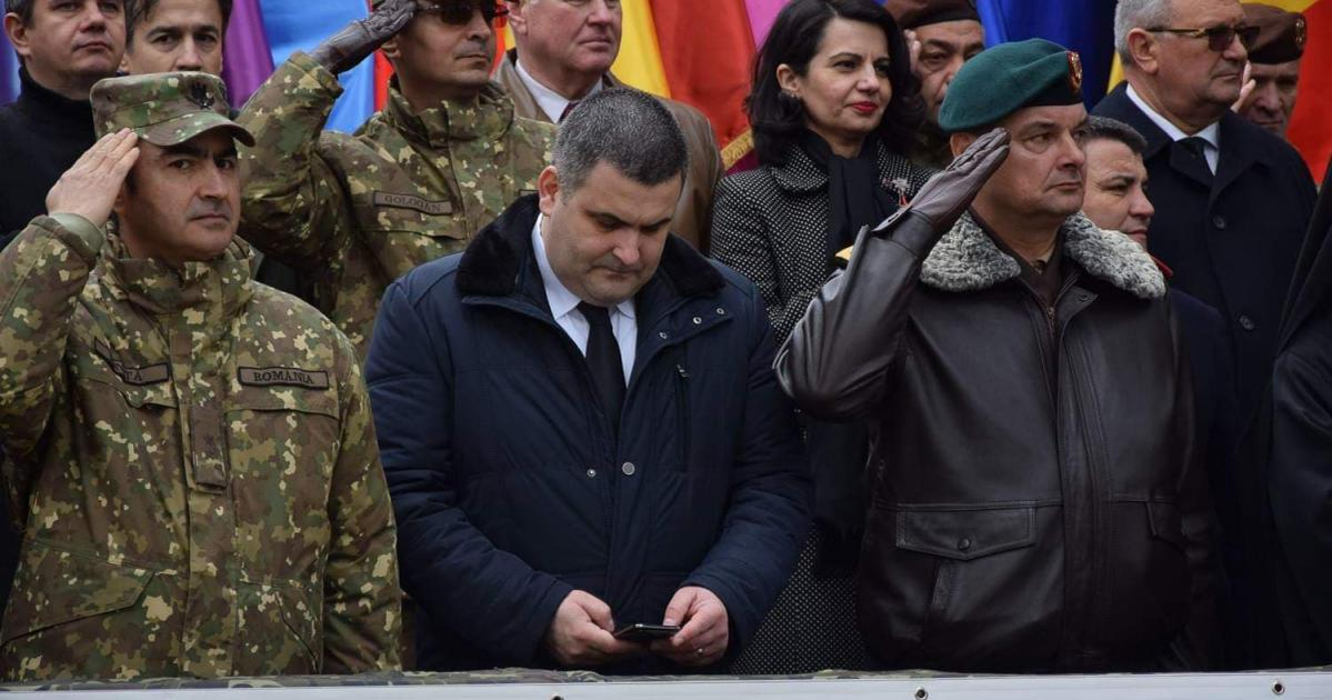 De la butonat telefonul în timpul onorului militar, Gabriel Leș a trecut la pix și foaie ca să nu mai fie acuzat că nu respectă armata