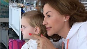 Tentativa de autoinfectare a lui Viorel Cataramă a eșuat. Adina Alberts și fiica sa s-au întors acasă după 2 săptămâni nebune