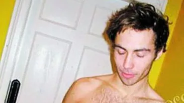 Fratele printesei isi verifica bijuteriile