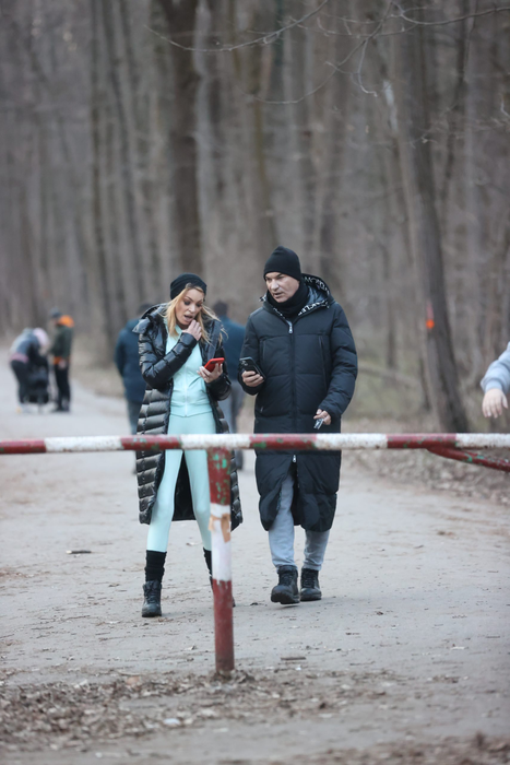 Valentina Pelinel și Cristi Borcea își consultă telefoanele (Foto: CANCAN.RO)