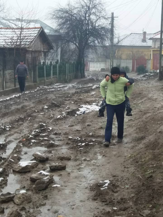Oamenii plătesc impozite ca la oraş, dar înoată în noroi