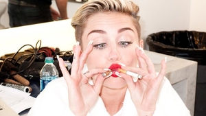 Miley Cyrus şochează din nou. Vedeta s-a fotografiat topless într-o ipostază compromiţătoare!