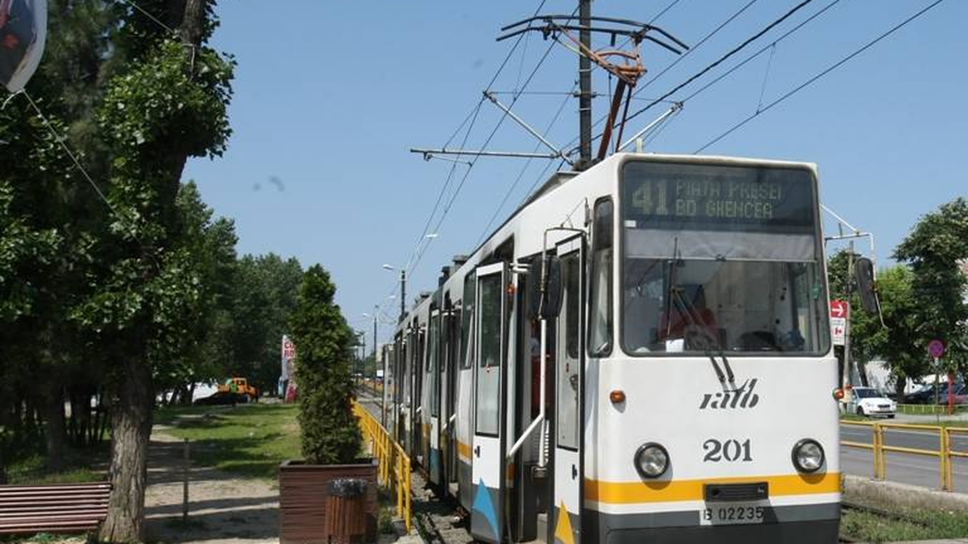 Scene de groază intr-o statie de tramvai din Bucuresti! Un politist a fost injunghiat pentru că nu i-a dat o tigara unui barbat