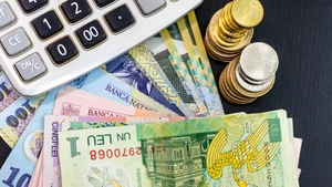 O bătrână de 75 ani, la un pas să piardă 50.000 de lei. A fost păcălită de doi escroci