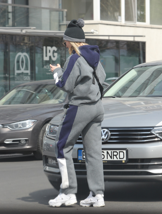 După ce s-a văzut cu două prietene și Ralph, Delia a plecat spre casă pe jos © CANCAN.RO