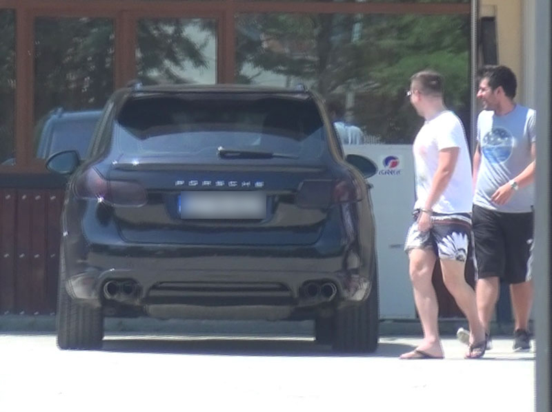 Alibec rămâne în maşină, în timp ce prietenii săi se duc să vadă dacă merită să intre la piscina respectivă