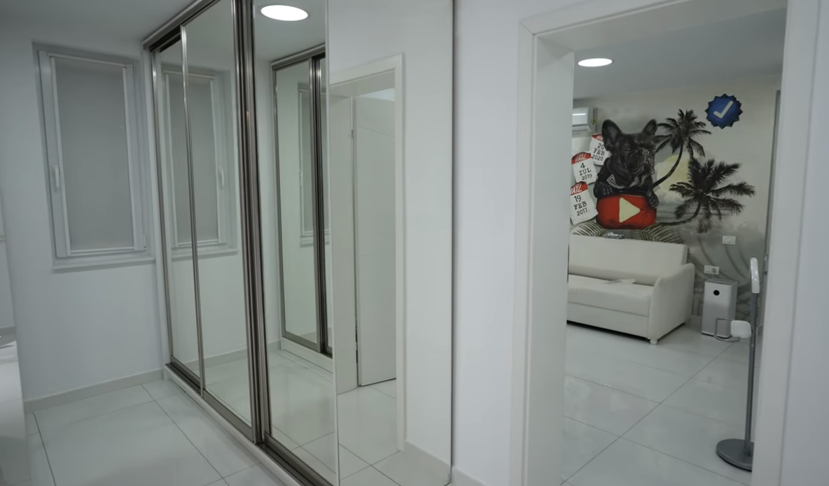 Prins drogat la volan, Dorian Popa s-a reapucat temeinic de treabă. Noul vlog conține imagini nemaivăzute din „palatul” în care locuiește