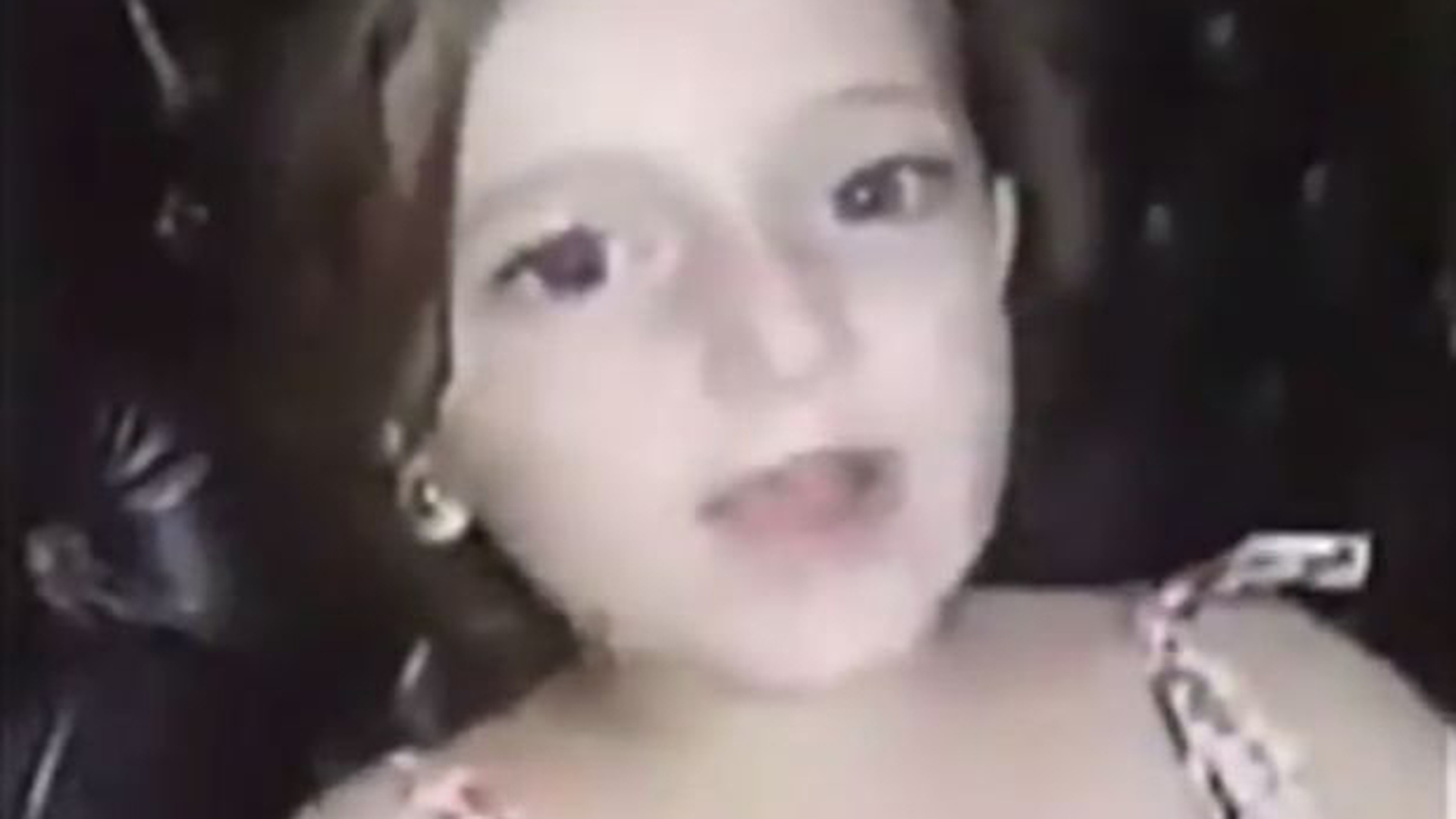 VIDEO ŞOCANT! O fetiţă cântă în faţa camerei şi deodată casa îi este zguduită de un bombardament