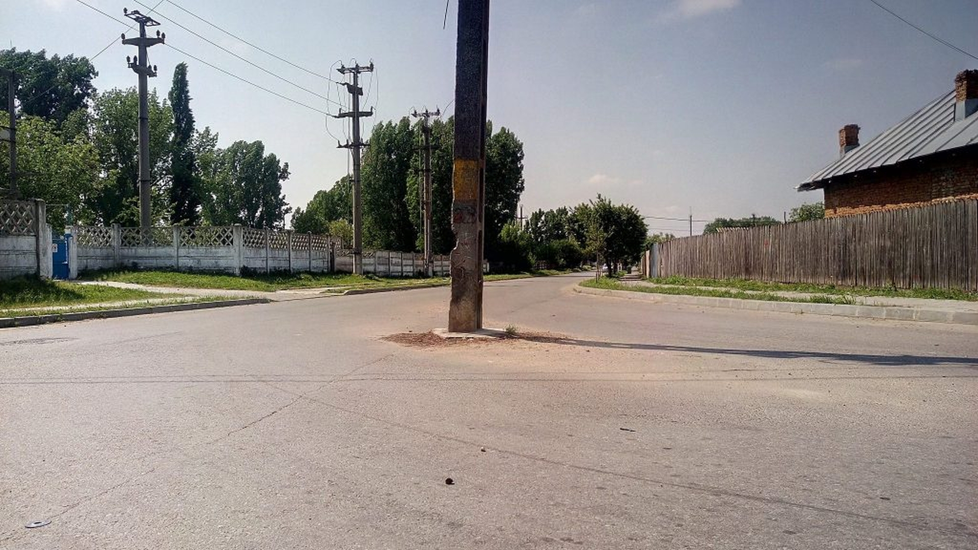"Minunea" din Băileşti, stâlpul din mijlocul străzii