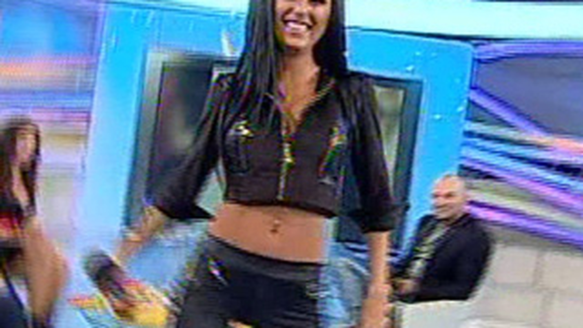 Cruduta si-a revenit dupa "lesinul" de aseara!  Uite cum danseaza pe  melodia verii "Tchu Tcha Tcha"