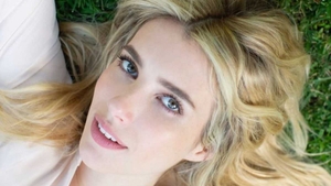 Emma Roberts, la plimbare cu burtica de gravidă. Cum arată celebra actriță, însărcinată în ultimul trimestru
