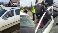 Scene de-a râsu'-plânsu' în Târgoviște. Un șofer s-a închis 2 ore în mașină, după ce a fost tras pe dreapta de polițiști. Mascații au fost chemați să intervină| VIDEO