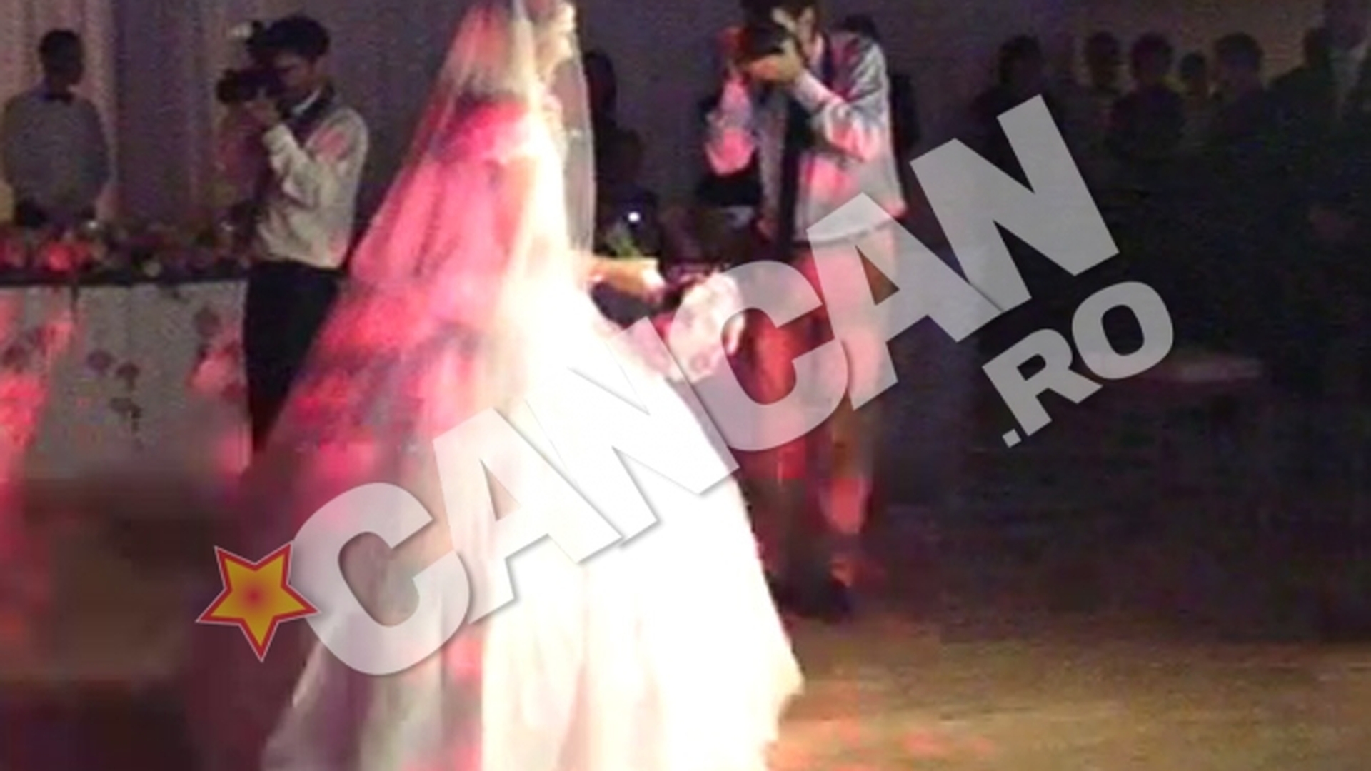 Elena a decis soarta urmatoarei fete care va pasi in fata altarului! Vezi aici cine s-a luptat sa prinda buchetul miresei