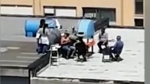 E jale mare în Italia, dar… Poliția a oprit din elicopter o petrecere cu grătar chiar pe terasa unui bloc VIDEO