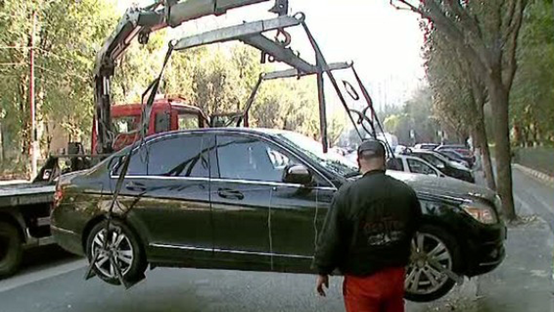 Nu se mai ridica autoturismele parcate neregulamentar! Lovitura grea pentru “hingherii” de masini