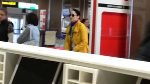 Daca ar fi ripostat, Zana ar fi incurcat-o rau de tot! Andreea Marin, obligata sa se lase pipaita de o femeie in aeroport!