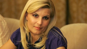 Spectaculos! Elena Udrea si-a pupat fostul sot si fiul vitreg pe holurile Curtii Supreme. Oamenii si-au dat coate de pe margine!