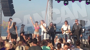 Nici ei nu sperau sa iasa asa bine! O tanara a ramas in sanii goi pe scena la concertul Holograf