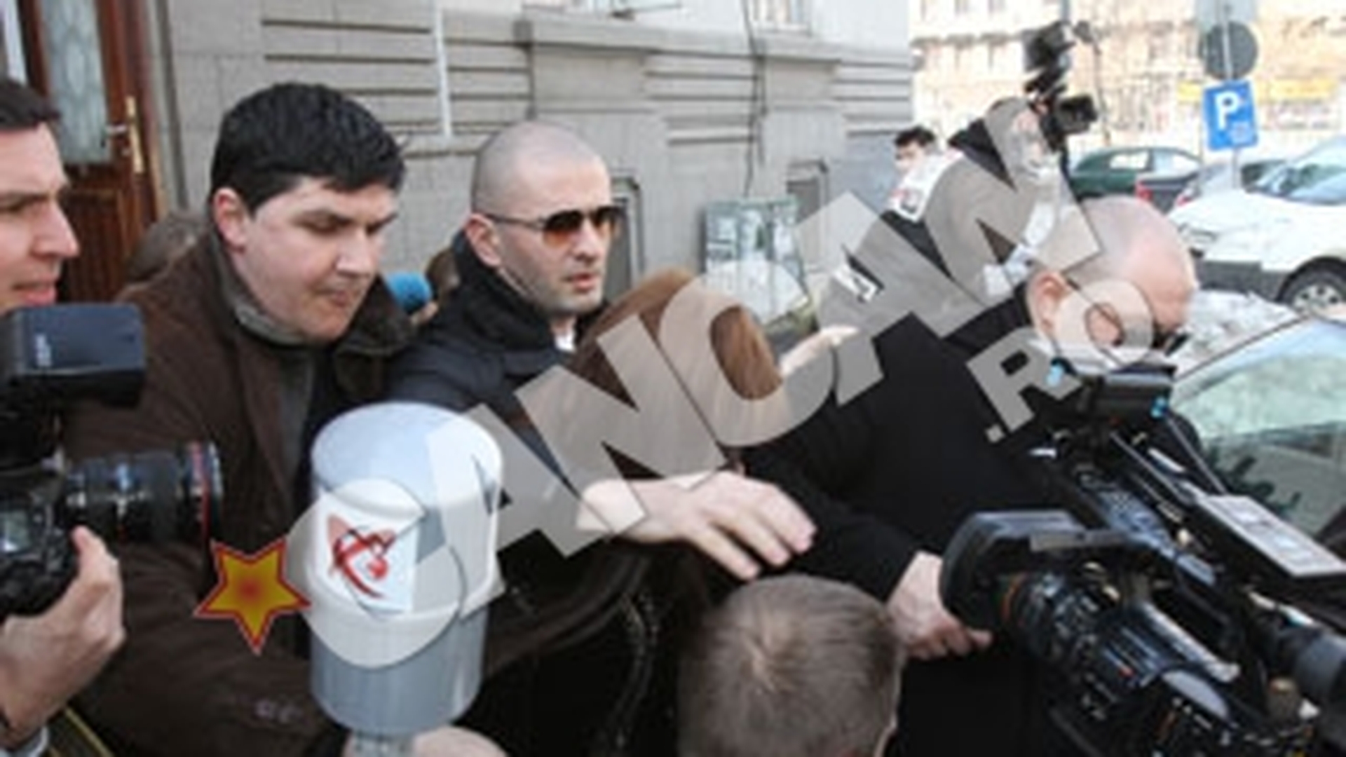Eleva "violata" de la Jean Monnet are figuri de mare diva! A venit cu 4 smardoi cu figuri de bodyguarzi la tribunal care au bruscat pe toata lumea