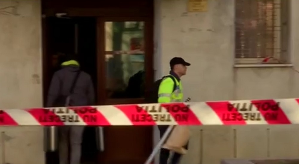 Anchetatorii ar fi găsit mai multe sticle de alcool la domiciliul poliţistului