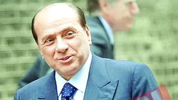 Berlusconi acopera sanii femeilor