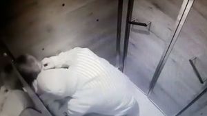 Mama copiilor agresaţi de pedofilul din Drumul Taberei face mărturii cutremurătoare! "I-a pipăit, i-a băgat mâna fetei în chiloţei... L-aş omorî"