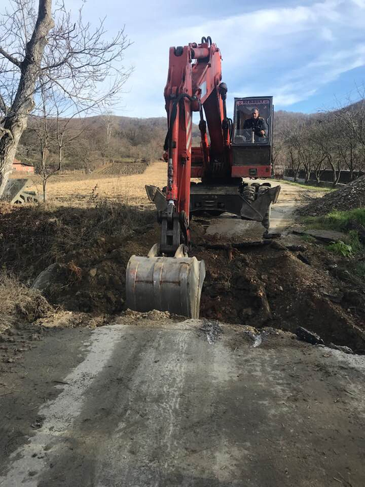 Geamurile excavatorului primăriei au fost făcute țăndări peste noapte