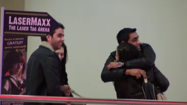 Uite ce iubaret e Banel cu logodnica lui! Se harjonesc si se saruta non-stop de cand s-au intors in Bucuresti!