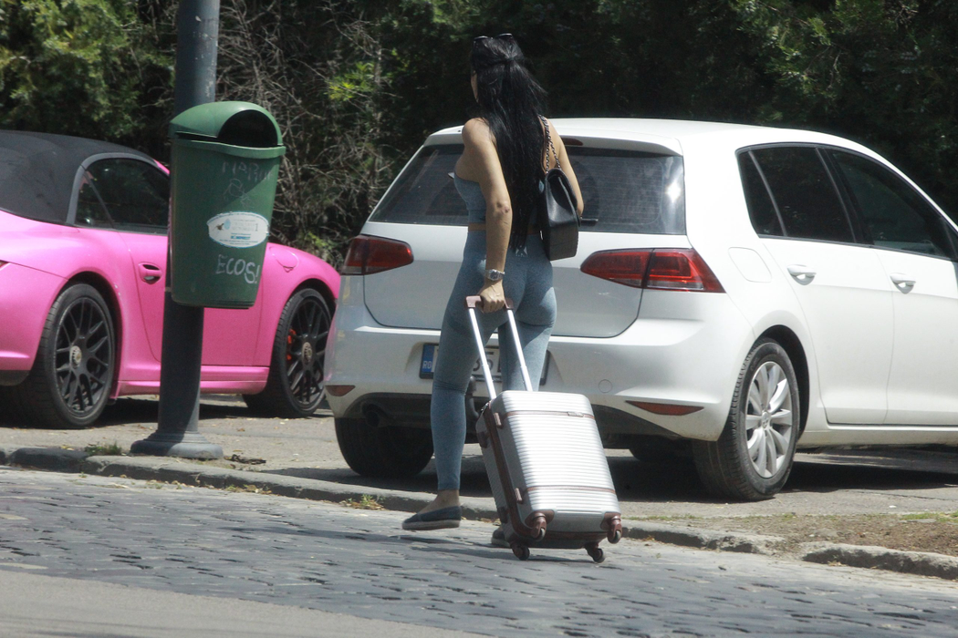Sofia se îndreaptă căte Uberul care tocmai a sosit
