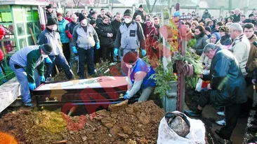 L-au ingropat cu mastile pe fata