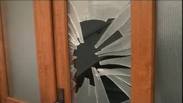 Accident straniu în Argeş! Un bărbat a murit după ce a rămas înţepenit în geam