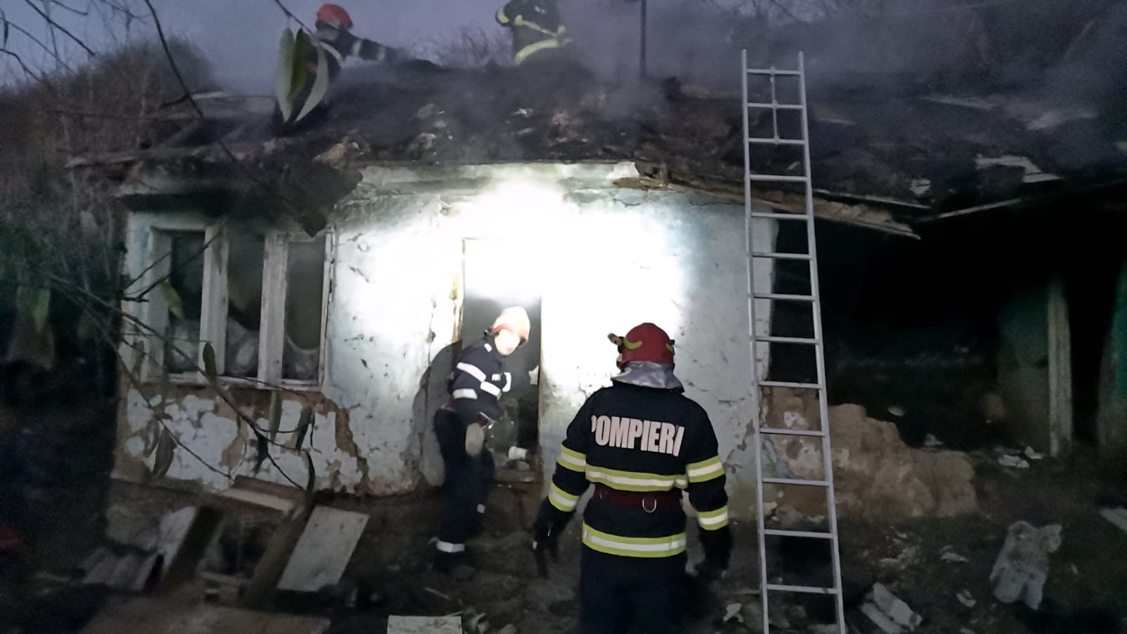 Incendiu puternic în Panciu. Pompierii s-au luptat 2 ore cu flăcările