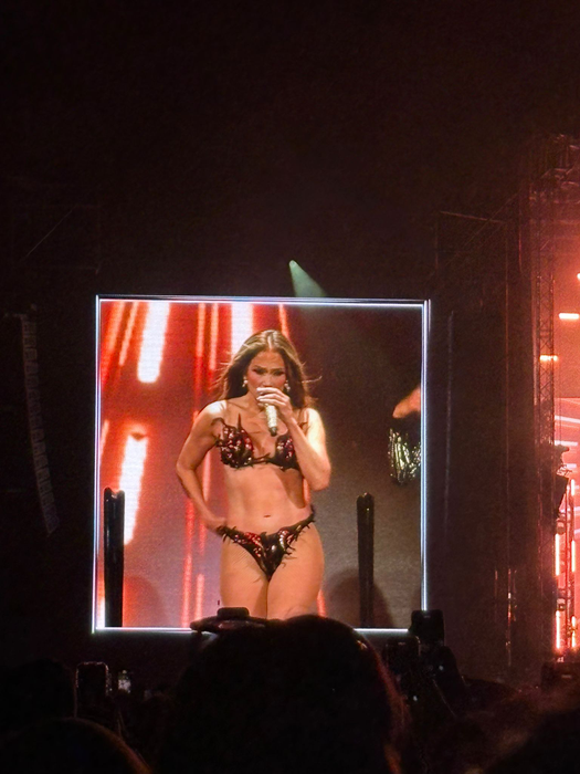 Jennifer Lopez s-a dezbrăcat în lenjerie intimă pe scenă! Ținuta lascivă i-a uimit pe români