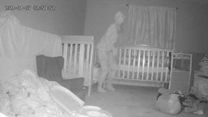 Caz bizar. O bunică a rămas fără replică, după ce a văzut o figură demonică în camera nepotului său: „Avea un corn în cap și gheare lungi”