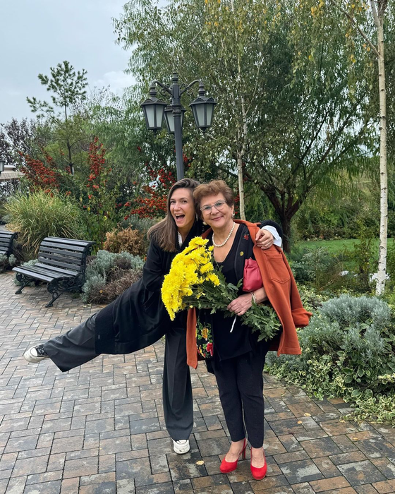 Mama Adelei Popescu a împlinit 70 de ani și a fost sărbătorită de familie. Cum a filmat-o vedeta: „Îți bați joc de noi?”