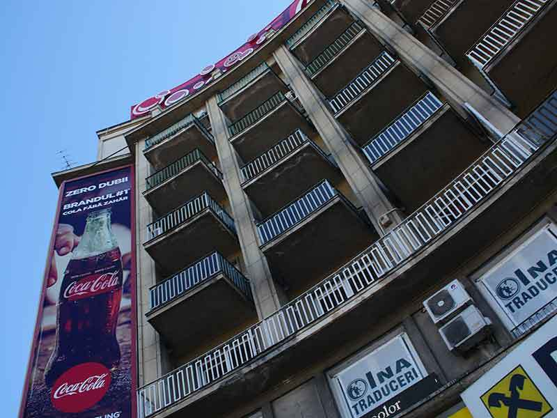 Blocul-vedetă din Piaţa Romană s-a transformat într-un câmp de război