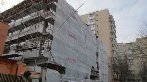 Caz ciudat intr-un bloc din Capitala! Pe hartie are doua etaje, in realitate sunt trei si o mansarda!