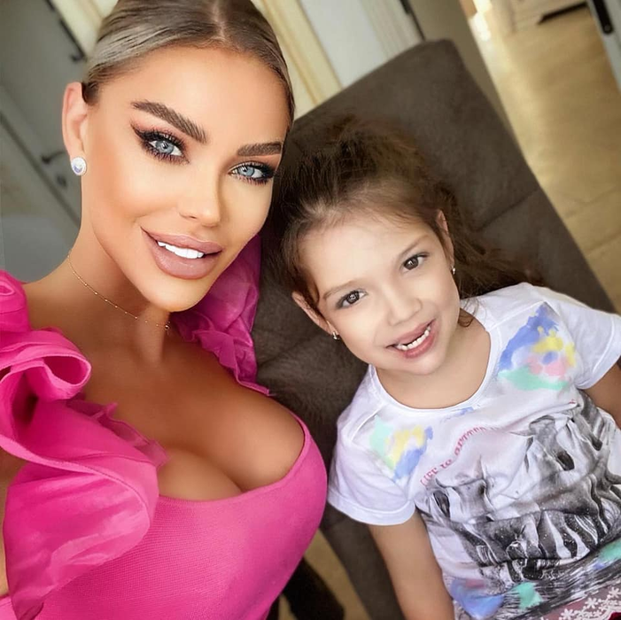 Bianca Drăgușanu, “la vânătoarea” bradului perfect de Crăciun: “Este în mare trend să ai brazi artificiali”. Ce culoare își dorește fiica ei să aibă pomul | FOTO