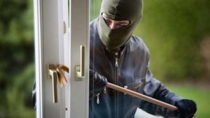 Tupeu maxim! Au spart casa unui polițist din Vâlcea și i-au luat arma și bijuteriile