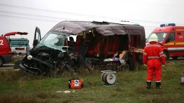Accident grav in Bacau! 11 persoane au fost strivite intr-un microbuz!