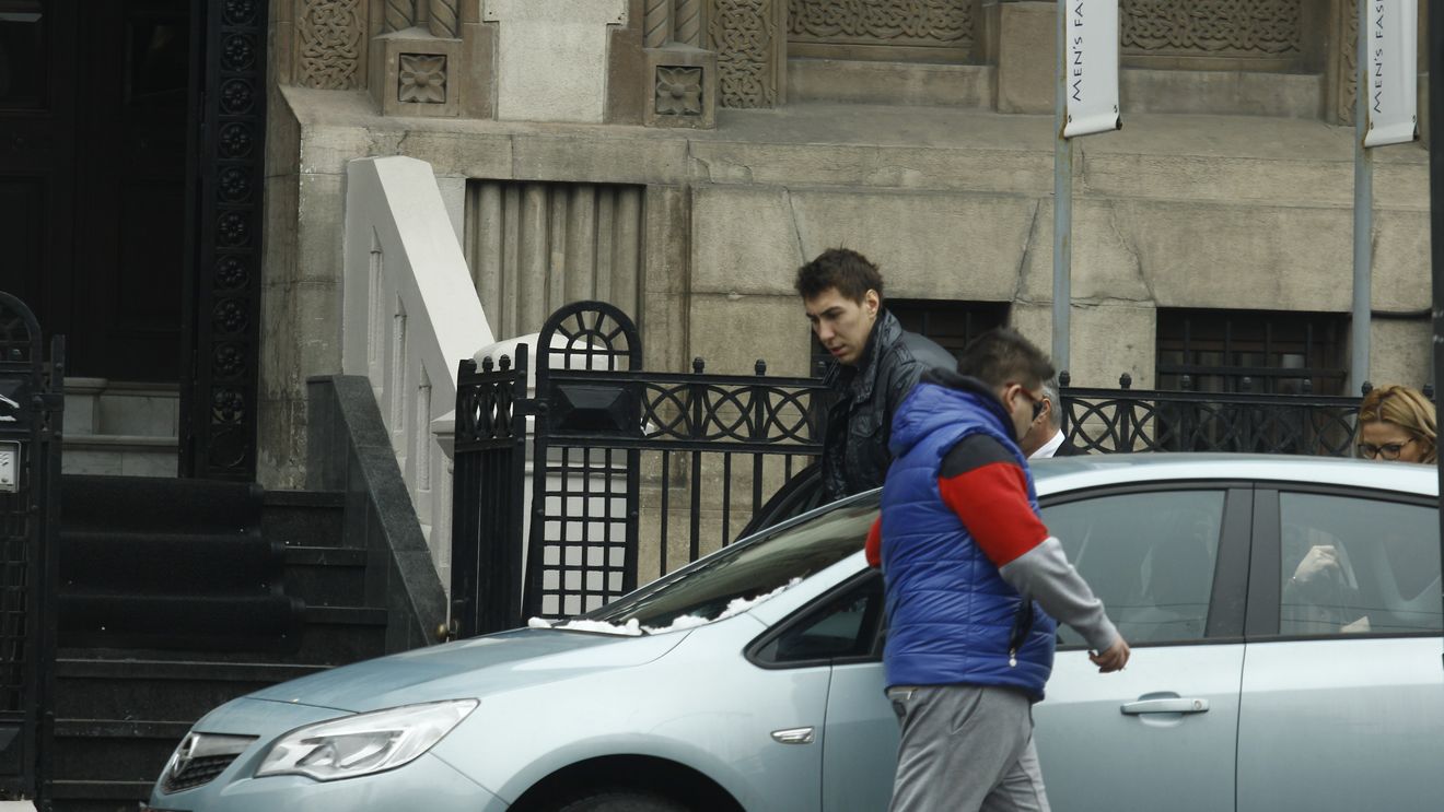 De pe terenul de fotbal, direct intr-un magazin cu haine elegante! Costel Pantilimon se vrea un sportiv "la patru ace"