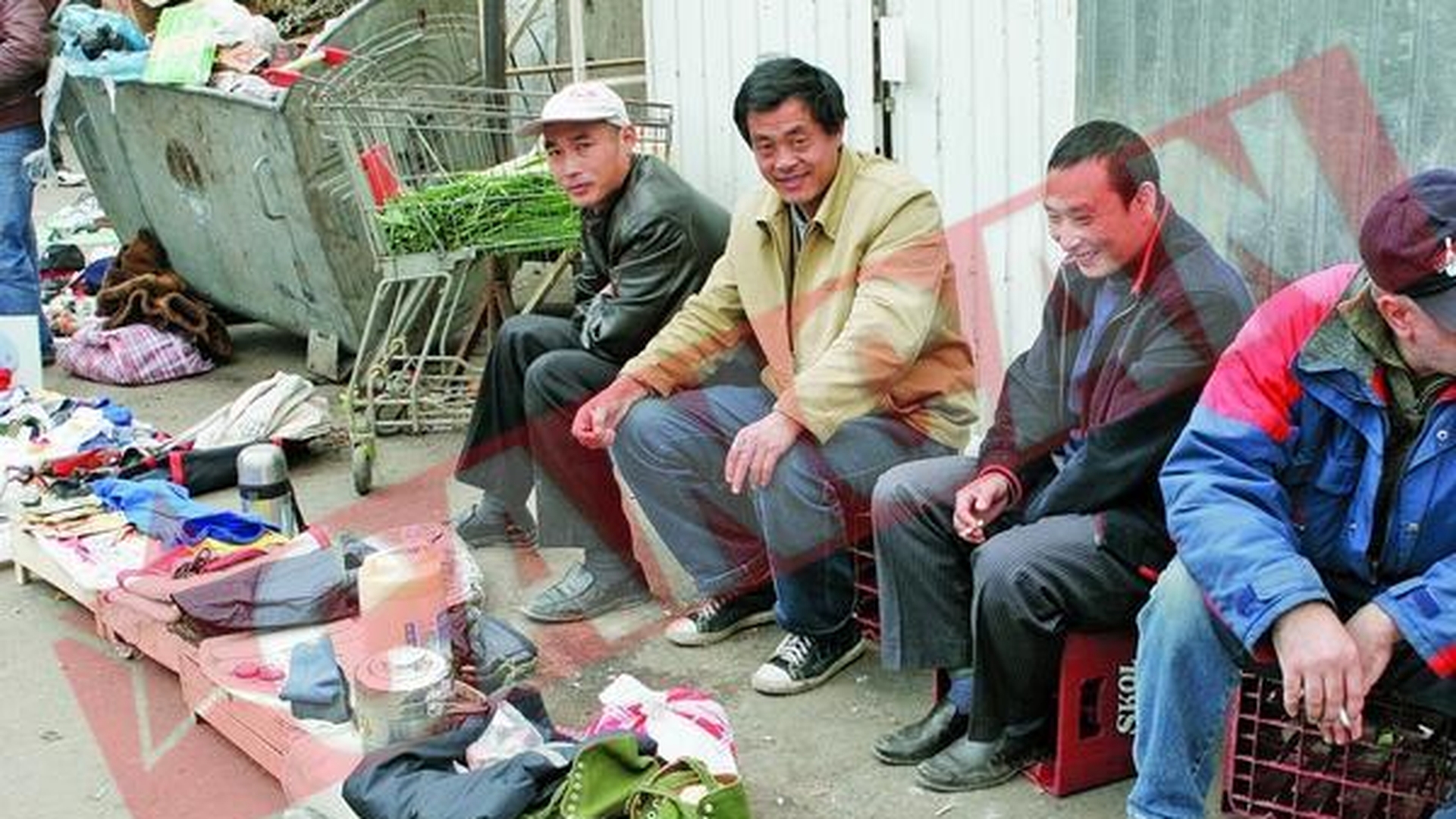 Chinezii au ajuns sa-si vanda hainele de pe ei